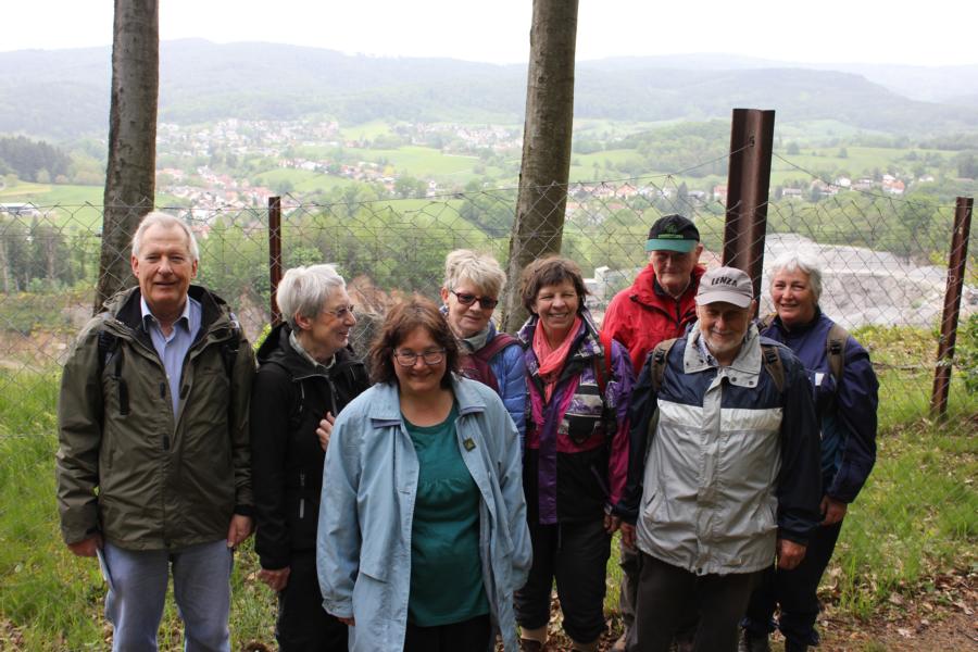 Rast oberhalb Steinbruch Sonderbach mit OWK-Wanderfuehrerin Friederike Preuß (3. v. l.)